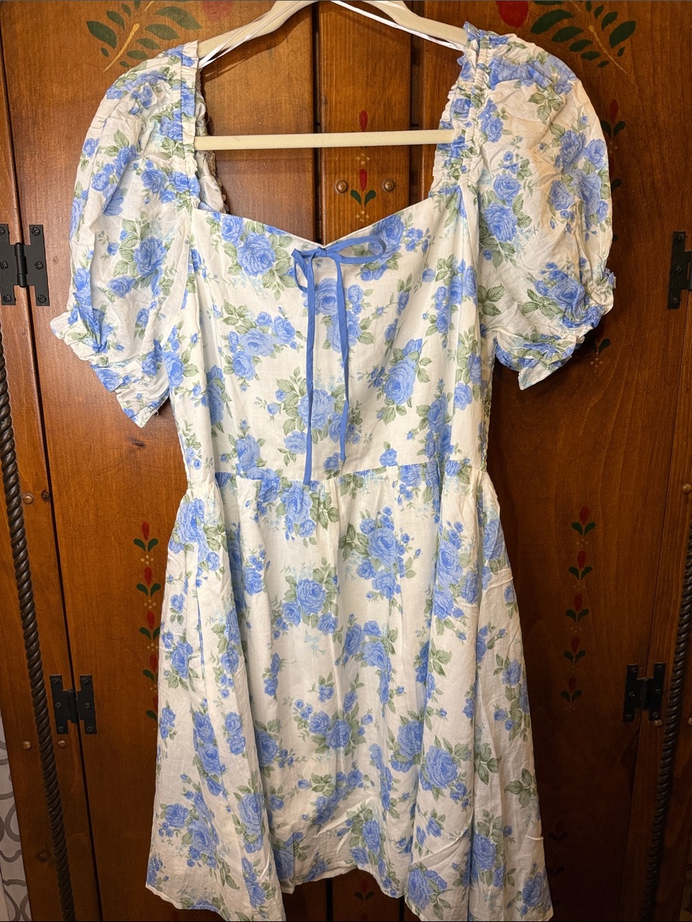 In February NWT L White Floral Puff-Sleeve Dress with Blue Rose Print